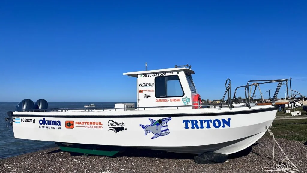 Embarcación Tritón de 10 metros con dos motores de 150 HP para pesca en San Blas